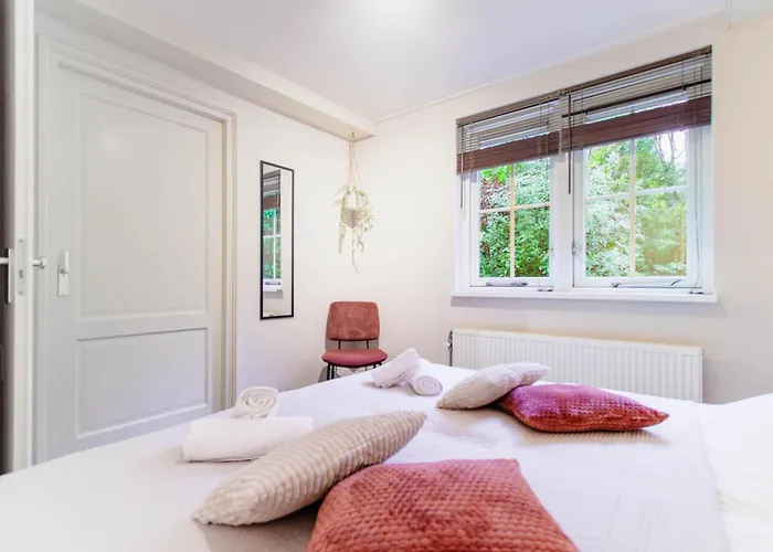 Forest Retreat: Private House